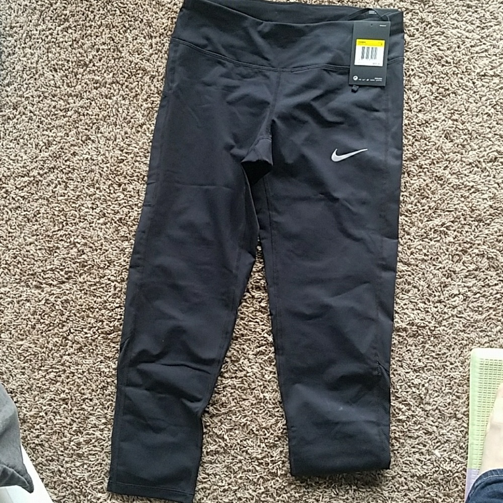 Nike Tight Fit Crop e/ Dri-Fit